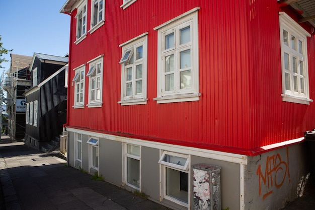 Bunte Häuser und Gebäude in der Stadt Reykjavik.