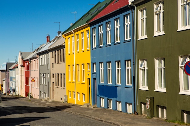 Bunte Häuser und Gebäude in der Stadt Reykjavik.