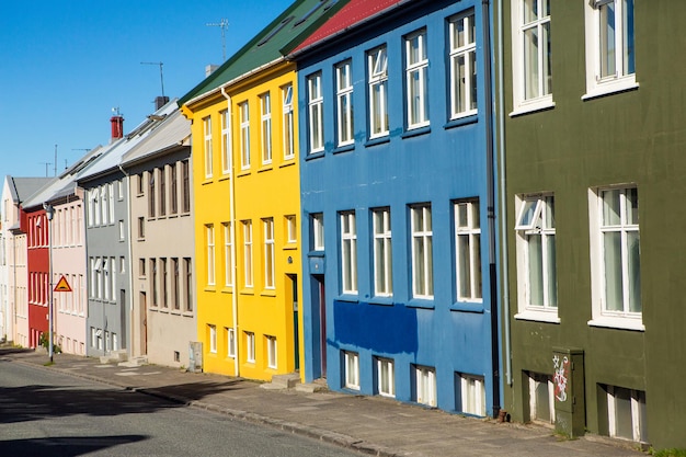 Bunte Häuser und Gebäude in der Stadt Reykjavik.