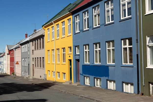 Bunte Häuser und Gebäude in der Stadt Reykjavik.