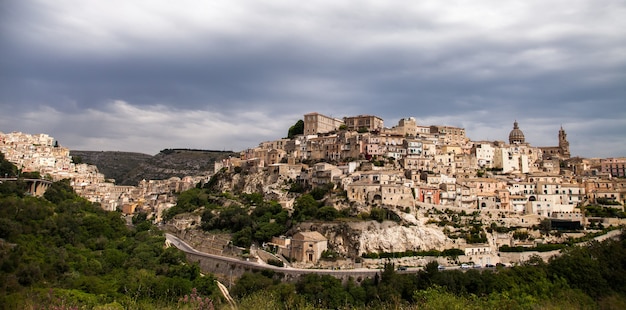 Bunte Häuser und Straßen im alten mittelalterlichen Dorf Ragusa in Sizilien, Italien