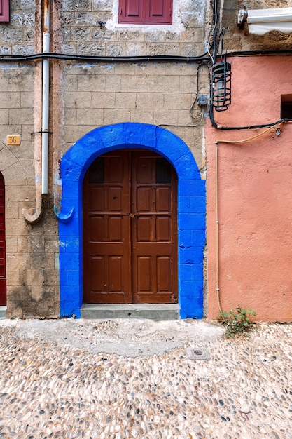 Bunte Häuser und Türen in der Altstadt von Rhodos Griechenland