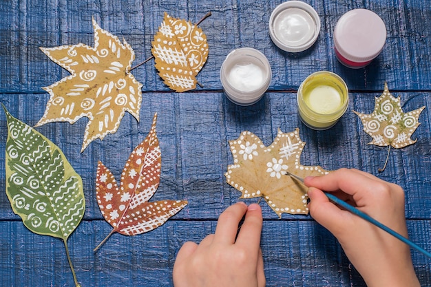 Bunte handbemalte trockene Herbstblätter