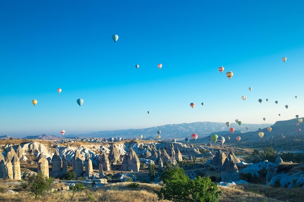 Bunte Heißluftballons, die über Kappadokien fliegen