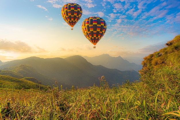 Bunte Heißluftballons fliegen über den Berg bei Dot Inthanon in Chiang Mai Thailand