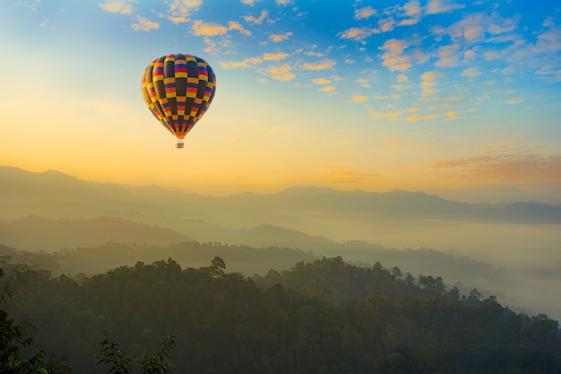 Bunte Heißluftballons fliegen über den Berg