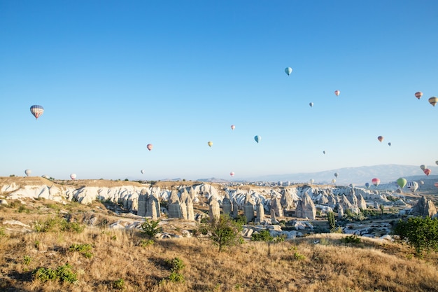 Bunte Heißluftballons fliegen über Kappadokien