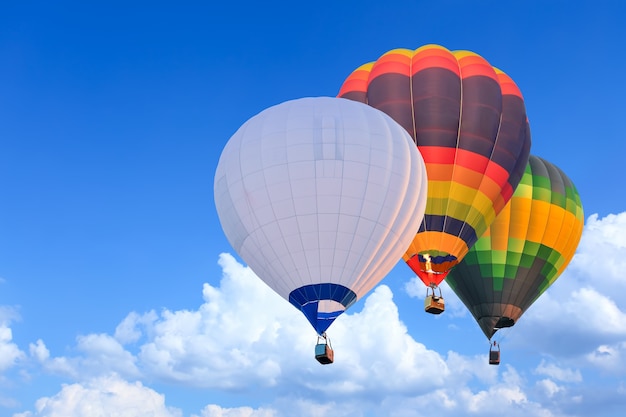 Bunte Heißluftballons im Flug über blauem Himmel