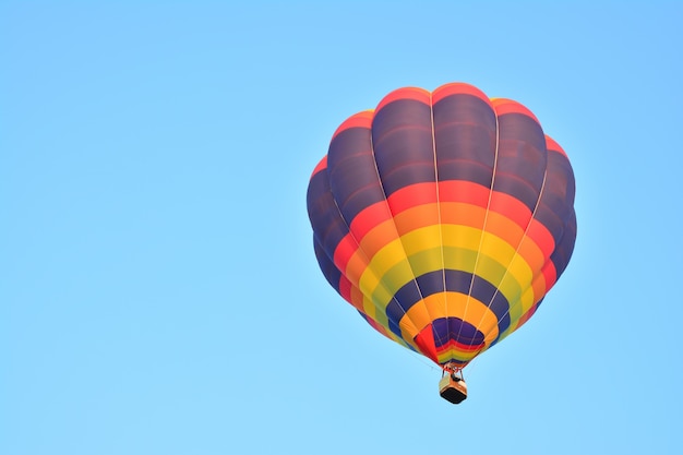 Bunte Heißluftballons im Flug über blauem Himmel