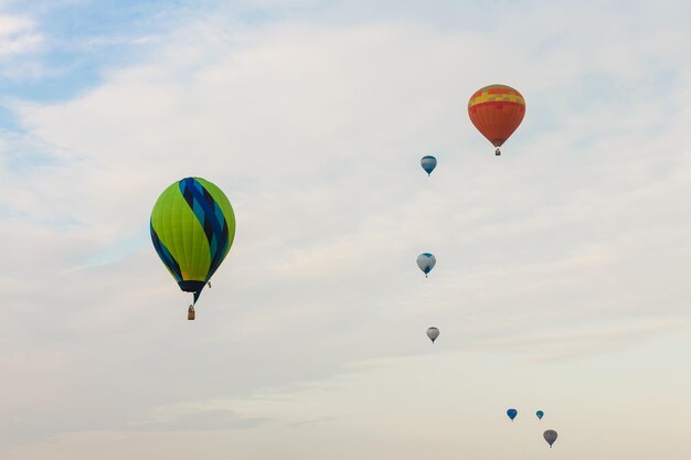 Bunte Heißluftballons im Flug