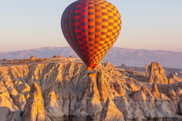 Bunte Heißluftballons im Nationalpark Göreme, Kappadokien, Türkei. Berühmte touristische Attraktion.