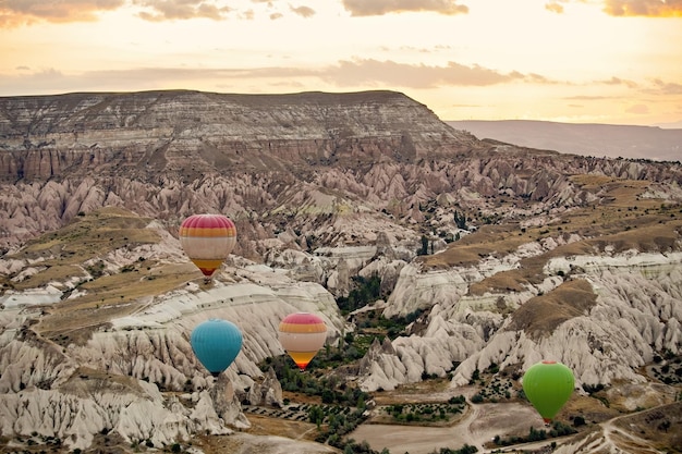 Bunte Heißluftballons in der Luft über Kappadokien Kapadokya Göreme Türkei