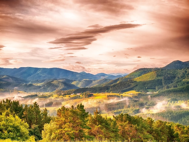 Bunte Herbstlandschaft in den Bergen