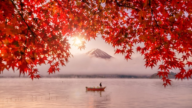 Bunte Herbstsaison und Berg Fuji mit roten Blättern am See Kawaguchiko in Japan