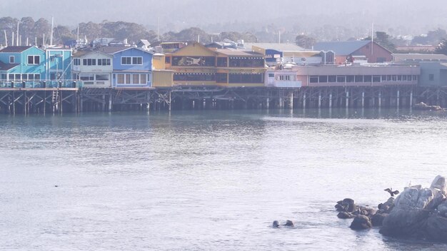 Bunte Holzhäuser auf Pfählen oder Säulen alte Fishermans Wharf Monterey Bay