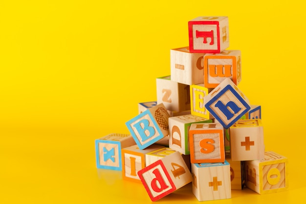 Bunte Holzklötze mit Buchstaben