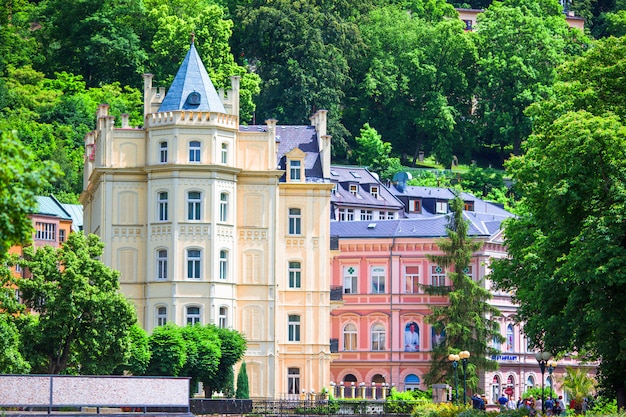 Bunte Hotels und traditionelle Gebäude in der sonnigen Stadt Karlsbad.