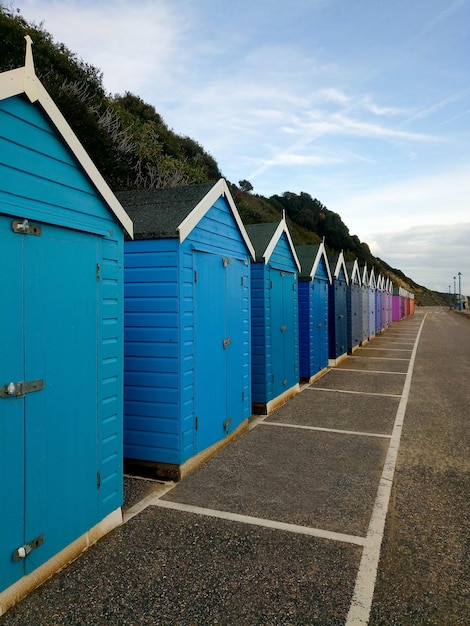 Bunte Hütten im Durchgang am Meer