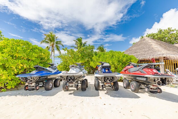 Bunte Jetski am Strand der Ferienzeit. Tropisches Ufer