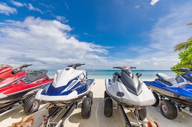 Bunte Jetski am Strand der Ferienzeit. Tropisches Ufer