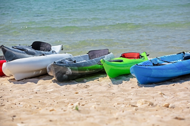 Bunte Kajaks am Sandstrand