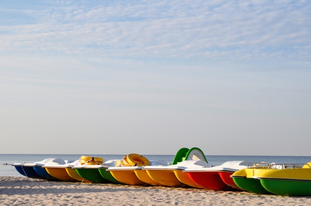 Foto bunte katamarane nahe dem seeufer auf einem einsamen strand an der dämmerung