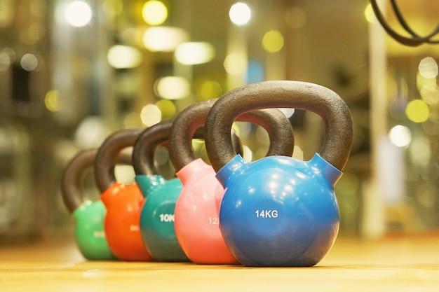 Bunte Kettlebells im Fitnessstudio