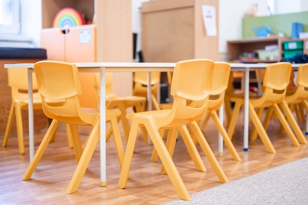 Foto bunte kindergartenklasse ohne kinderschulbildung schreibtischstuhl spielzeug und dekoration an der hintergrundwand kindheit