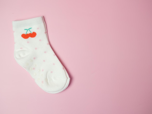 Bunte Kindersocken auf rosa Hintergrund