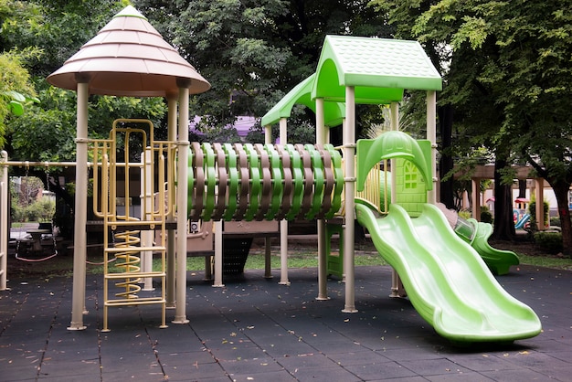 Bunte Kinderspielplatzaktivitäten im öffentlichen Park