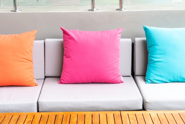 Bunte Kissen auf Sofa in der Außenterrasse