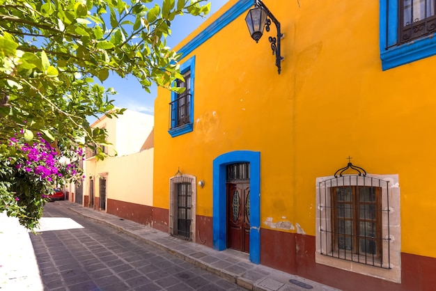 Bunte koloniale Altstadtstraßen im historischen Stadtzentrum von Zacatecas in der Nähe der zentralen Kathedrale