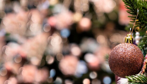 Bunte Kugel am Weihnachtsbaum mit Bokeh-Lichtern im Hintergrund. Close-up Weihnachtsschmuck. Frohe Weihnachten und ein glückliches neues Jahr-Banner mit cpoy-Platz.