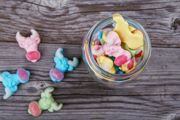 Bunte Kuhgummibonbons verstreut vom Glas