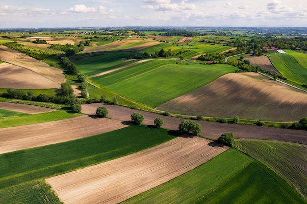 Bunte ländliche Landschaft im Frühjahr Landwirtschaft Crop PatternDrone View