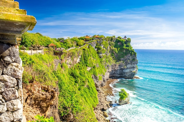 Bunte Landschaft der Ozeanküste Bali Indonesien groß