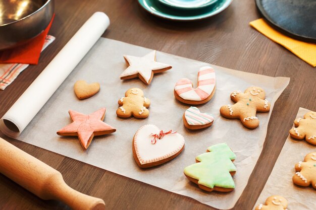 Bunte Lebkuchenplätzchen auf kulinarischem Pergament