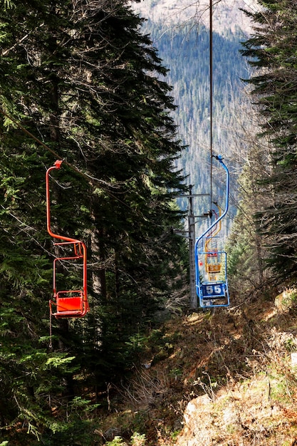 Bunte Lifte in den Bergen. Aktiver Lebensstil und Sport. Vertikal.