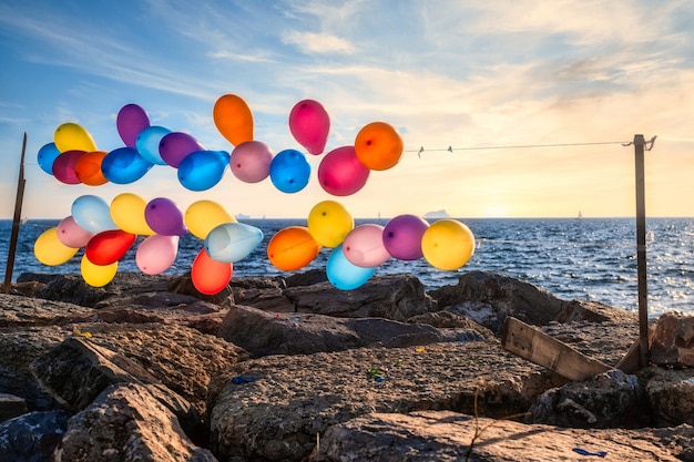 Bunte Luftballons auf der Schnur nahe dem Meer in Istanbul