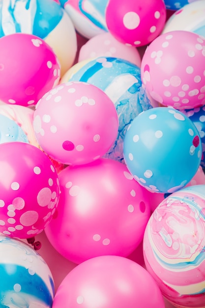 Bunte Luftballons auf pastellfarbenem Hintergrund. Festliches oder Geburtstagsfeierkonzept. Flache Lage, Ansicht von oben.
