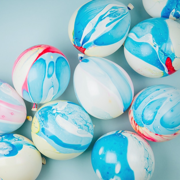 Bunte Luftballons auf pastellfarbenem Hintergrund. Festliches oder Geburtstagsfeierkonzept