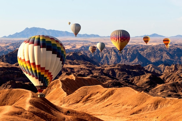 Bunte Luftballons fliegen über den Mondtalberg Afrika Namibia