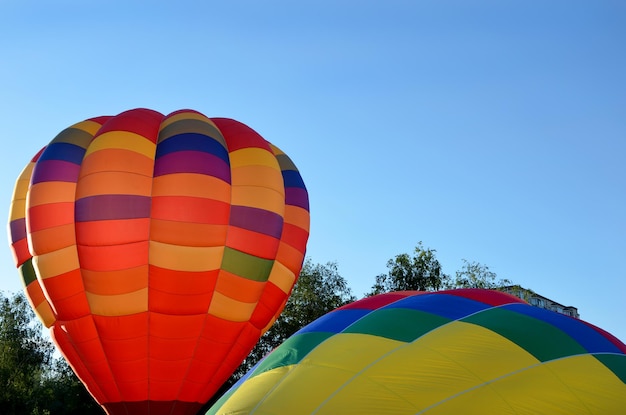 Bunte Luftballons leiten den Beginn des Festivals zum Abheben ein