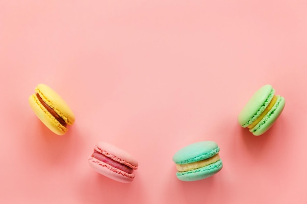 Bunte Macaron auf rosa Hintergrund