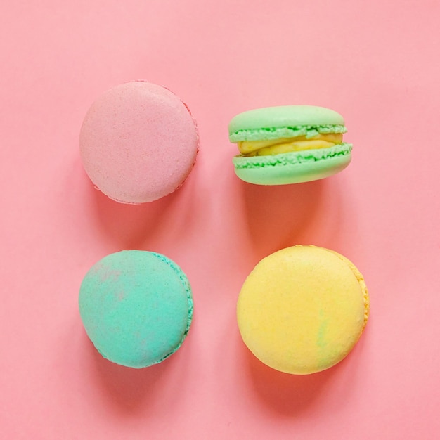 Bunte Macaron auf rosa Hintergrund