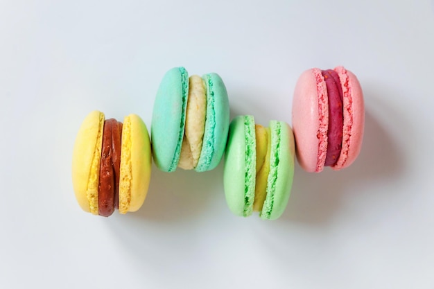 Bunte Macaron auf weißem Hintergrund