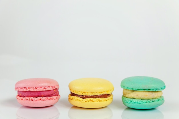 Bunte Macaron auf weißem Hintergrund