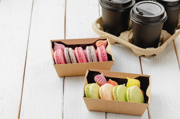 Bunte Macaron-Kekse in einem Karton