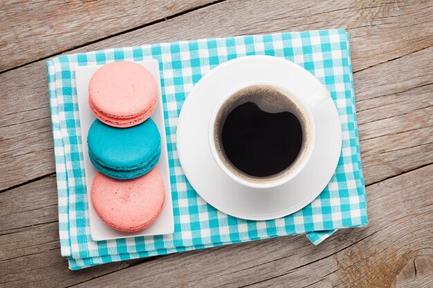 Bunte Macaron-Kekse und eine Tasse Kaffee