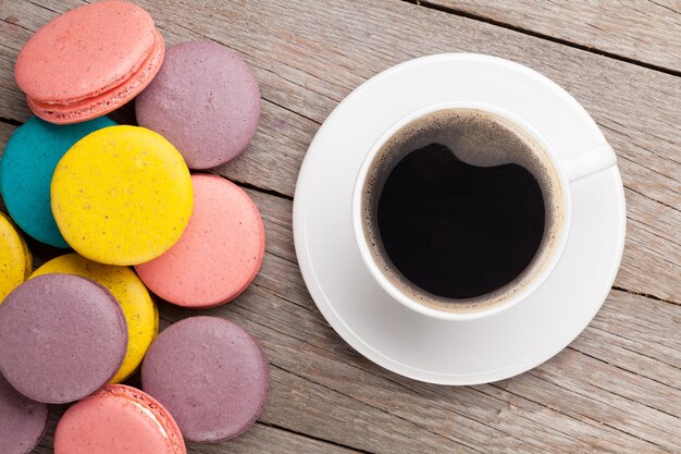 Bunte Macaron-Kekse und eine Tasse Kaffee